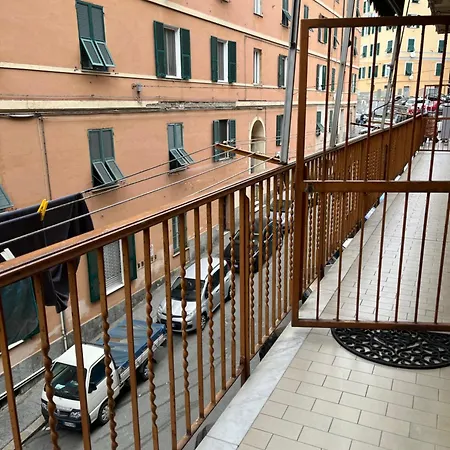 A Due Passi Dalla Lanterna 公寓